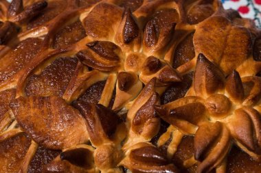 Taze kırmızı taze pasta yalanlar havlu üzerine pişmiş