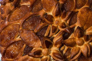 Taze kırmızı taze pasta yalanlar havlu üzerine pişmiş