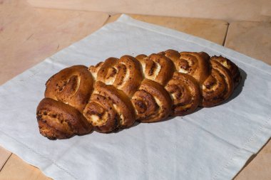 Taze kırmızı taze pasta yalanlar havlu üzerine pişmiş