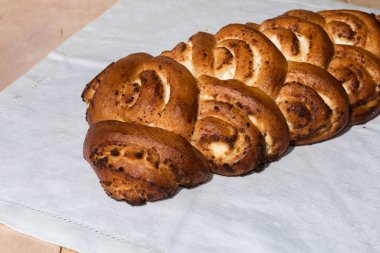 Taze kırmızı taze pasta yalanlar havlu üzerine pişmiş