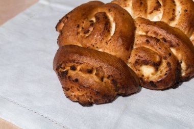 Taze kırmızı taze pasta yalanlar havlu üzerine pişmiş