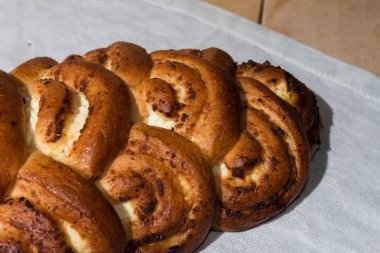 Taze kırmızı taze pasta yalanlar havlu üzerine pişmiş