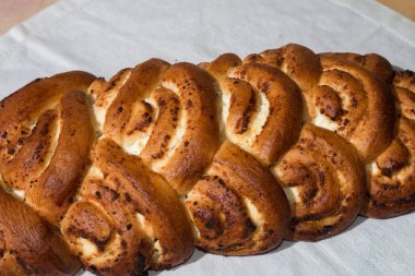 Taze kırmızı taze pasta yalanlar havlu üzerine pişmiş