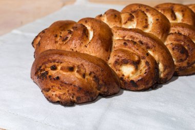 Taze kırmızı taze pasta yalanlar havlu üzerine pişmiş