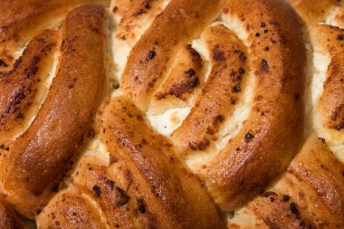 Taze kırmızı taze pasta yalanlar havlu üzerine pişmiş