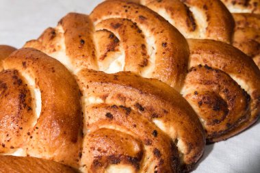 Taze kırmızı taze pasta yalanlar havlu üzerine pişmiş