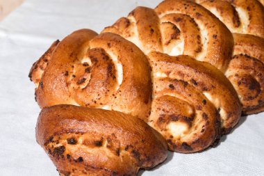 Taze kırmızı taze pasta yalanlar havlu üzerine pişmiş