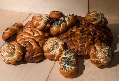 Ahşap arka plan üzerinde farklı ekmek yapım ürünleri