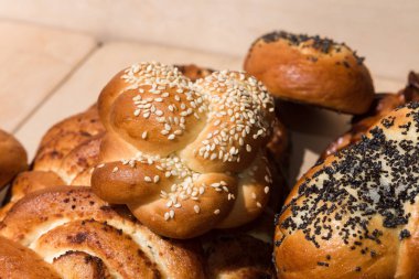 Ahşap arka plan üzerinde farklı ekmek yapım ürünleri