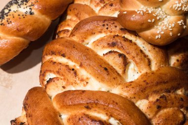 Ahşap arka plan üzerinde farklı ekmek yapım ürünleri