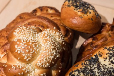 Ahşap arka plan üzerinde farklı ekmek yapım ürünleri