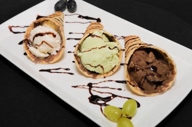 Dondurma waffle Kupası beyaz bir plaka üzerinde