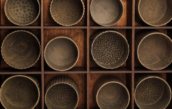 Tasses en bois dans une boîte pour ranger les plats — Photo