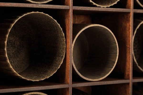 Copos de madeira em uma caixa para armazenar pratos — Fotografia de Stock