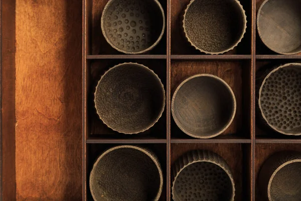 Деревянные чашки в коробке для хранения посуды — стоковое фото