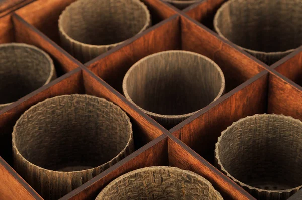 Деревянные чашки в коробке для хранения посуды — стоковое фото