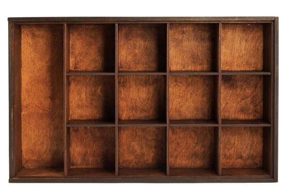 Beyaz arkaplanda izole edilmiş eski ahşap kutu