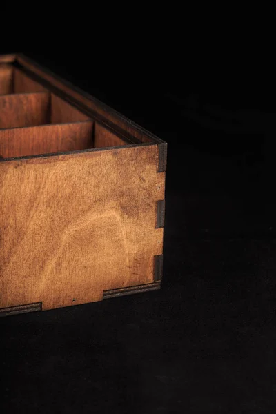 Деревянный ящик на черном фоне, деревянная текстура — стоковое фото