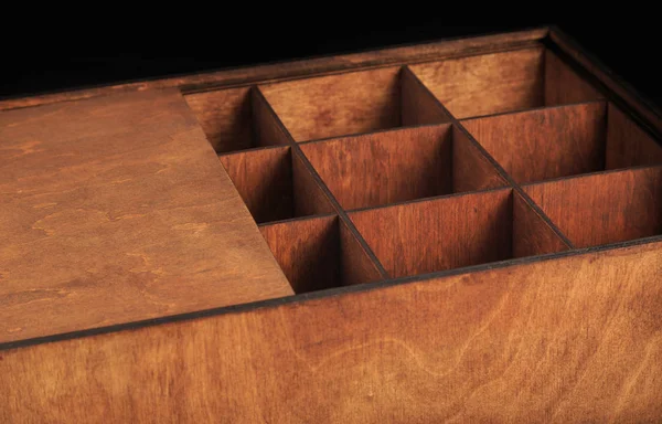 Ξύλινο κουτί σε μαύρο φόντο, ξύλινη υφή — Φωτογραφία Αρχείου