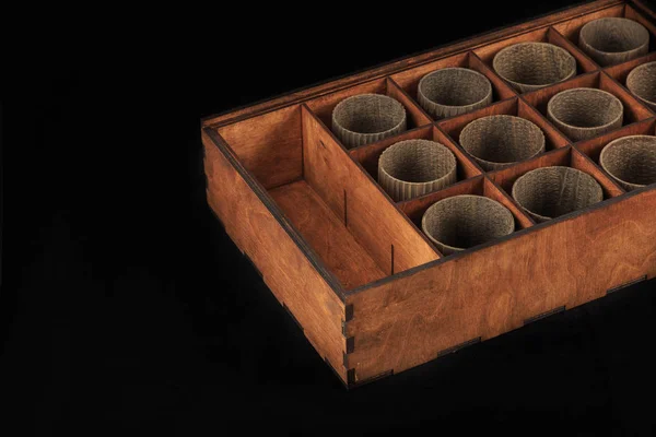 Ξύλινο κουτί σε μαύρο φόντο, ξύλινη υφή — Φωτογραφία Αρχείου