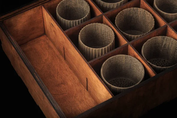 Ξύλινα κύπελλα σε ένα κουτί για την αποθήκευση πιάτα — Φωτογραφία Αρχείου