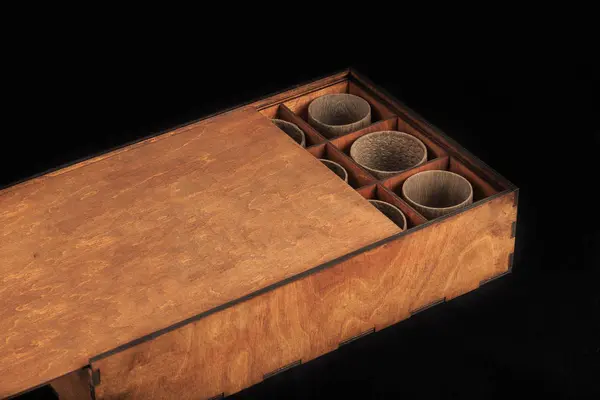 Cutie din lemn pe un fundal negru, textura din lemn — Fotografie, imagine de stoc