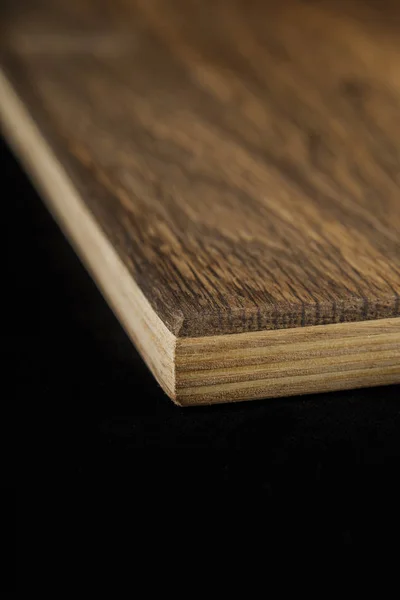 Ξύλινο προϊόν κατασκευασμένο από ξύλο σε μαύρο φόντο — Φωτογραφία Αρχείου