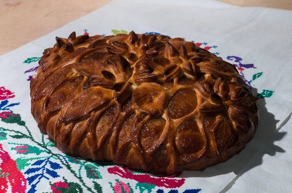 Torta fresca recém-cozinhada está na toalha — Fotografia de Stock