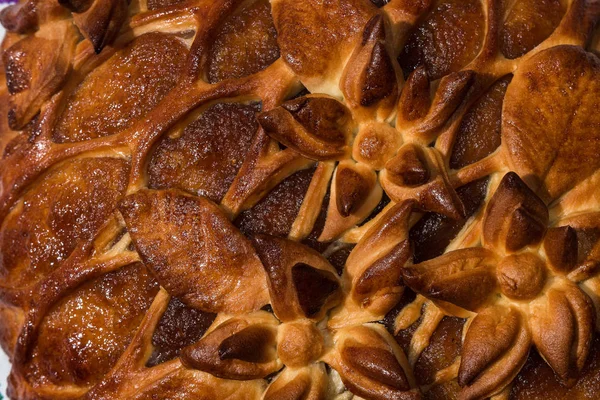 Torta fresca recém-cozinhada está na toalha — Fotografia de Stock