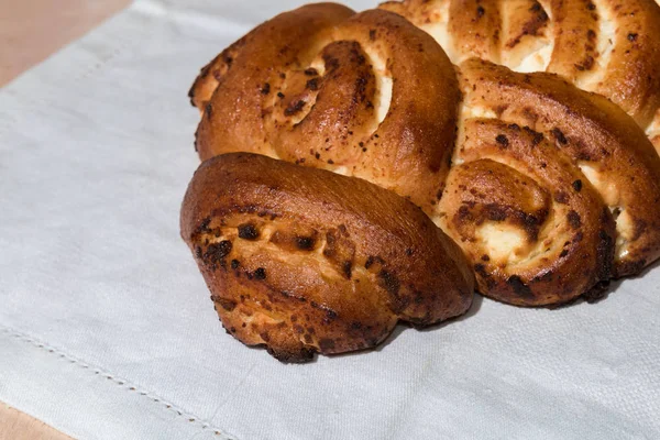 Taze kırmızı taze pasta yalanlar havlu üzerine pişmiş