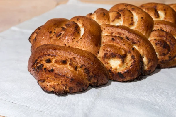 Taze kırmızı taze pasta yalanlar havlu üzerine pişmiş