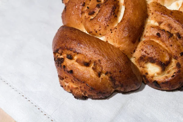 Torta fresca recém-cozinhada está na toalha — Fotografia de Stock