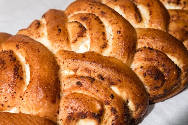 Taze kırmızı taze pasta yalanlar havlu üzerine pişmiş