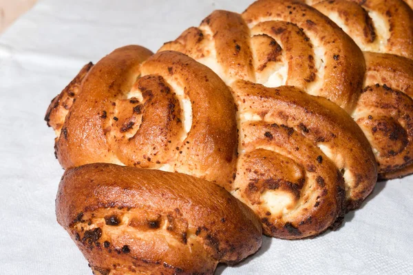 Taze kırmızı taze pasta yalanlar havlu üzerine pişmiş