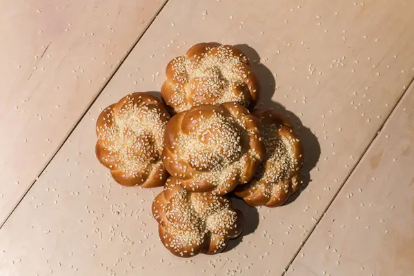 Buns with sesame seeds on a wooden background — Stock Photo, Image