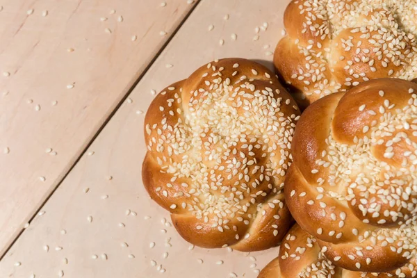 Bullar med sesamfrön på en trä bakgrund — Stockfoto