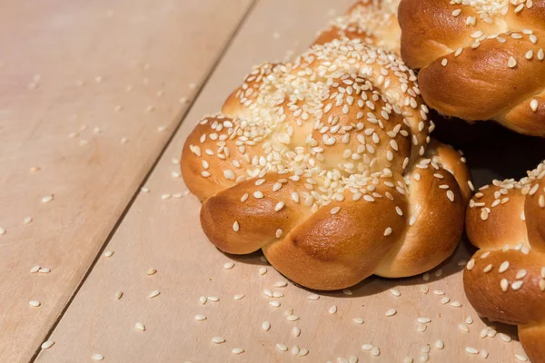 Bullar med sesamfrön på en trä bakgrund — Stockfoto