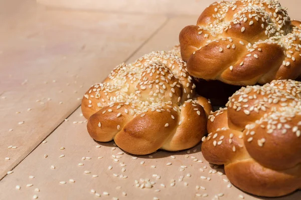 Bullar med sesamfrön på en trä bakgrund — Stockfoto