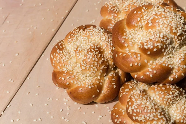 Bullar med sesamfrön på en trä bakgrund — Stockfoto