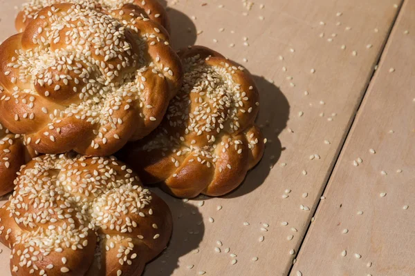 Bullar med sesamfrön på en trä bakgrund — Stockfoto