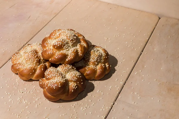 Buns with sesame seeds on a wooden background — Stock Photo, Image