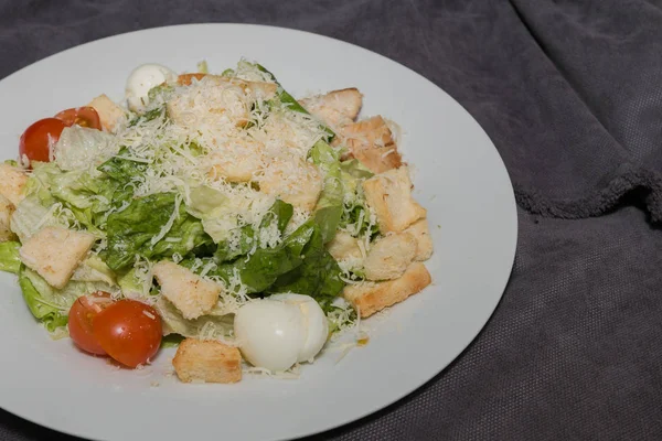 Salada Caesar Prato Branco Fundo Escuro — Fotografia de Stock