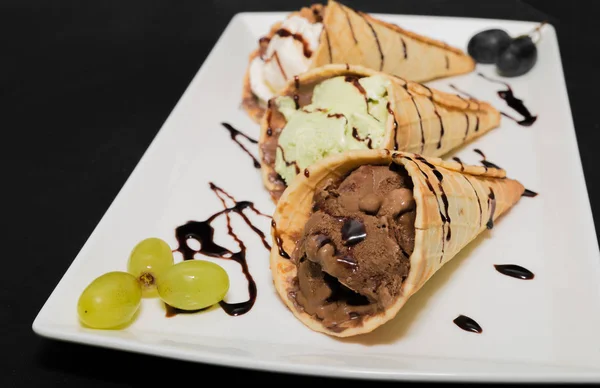 Helado en una taza de gofres en un plato blanco —  Fotos de Stock