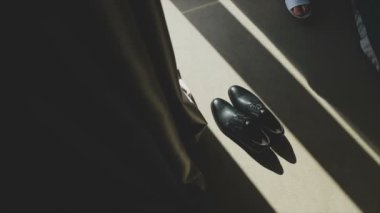 adam halı üzerinde durmak ayakkabı alır