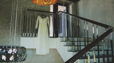 Merdivenlerin üzerinde asılı gelinlik