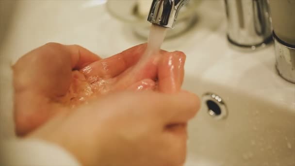 Um homem lava as mãos. Mãos lavadas. Mãos de limpeza . — Vídeo de Stock