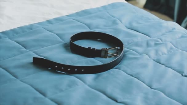 ベッドの上にあるベルトをつけているビジネスマン — ストック動画