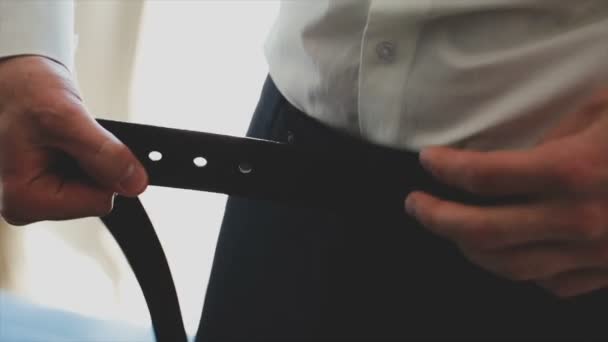 Homme d'affaires met une ceinture sur un pantalon — Video