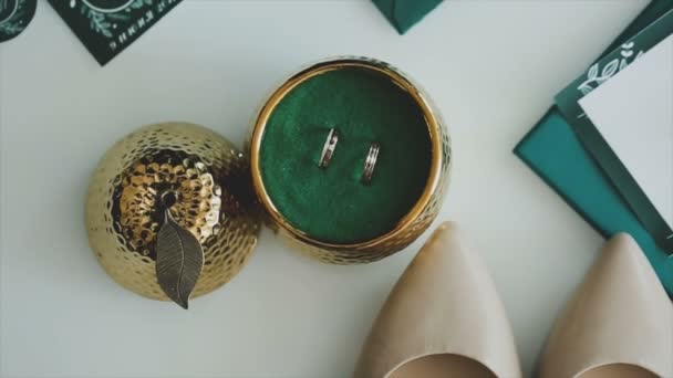 Anillos de boda en una mesa en una hermosa caja — Vídeos de Stock