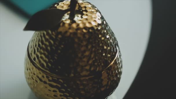 Anillos de boda en una mesa en una hermosa caja — Vídeos de Stock